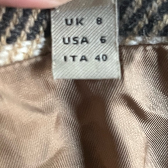 (SIZE 6) AUTHENTIC BURBERRY MINISKIRT LAMBSWOOL
Burberry vintage lambswool skirt - Picture 2 of 6